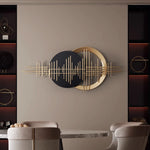 Décoration murale installée au-dessus d'un canapé moderne