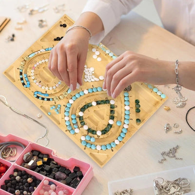 Plateau en bois pour création de bijoux DIY avec perles organisées