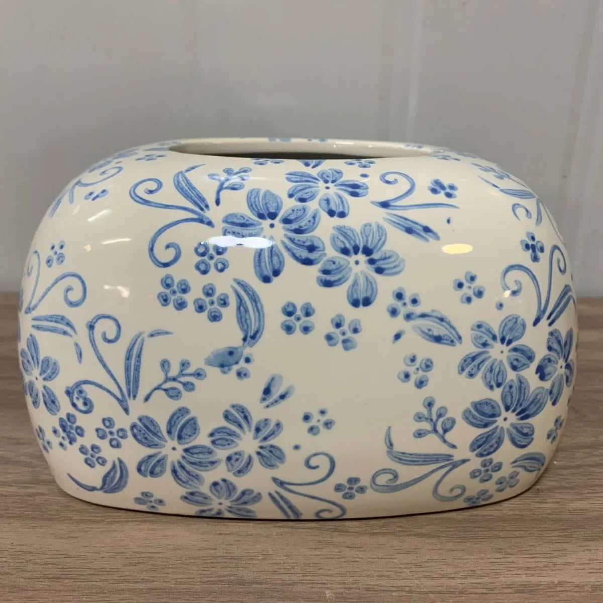 boîte mouchoirs porcelaine motifs floraux blanc bleu gris décor intérieur élégant classique