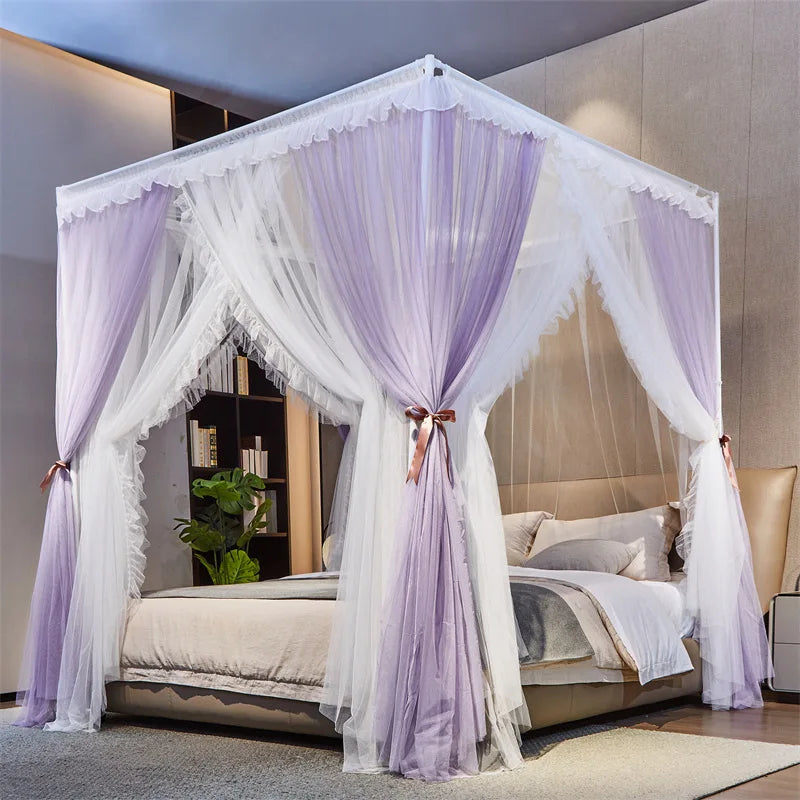 Magnifique lit à baldaquin avec rideaux moelleux et délicats dans des tons de lilas, créant un environnement paisible et romantique.