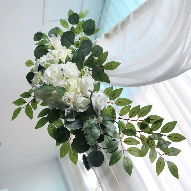 arche decorative mariage fleurs roses blanches feuilles vertes tissu transparent bouquets romantique champetre