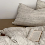 Parure de lit complète dans une chambre décorée style rétro