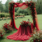 arche decorative mariage tulle bordeaux roses fleurs tissu voile romantique luxueux theatrale