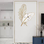 horloge murale moderne blanc doré plume stylisée sans LED fixation sans éléments visible