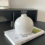 vase céramique blanc moderne minimaliste fleurs artificielles livres décoration intérieure zen
