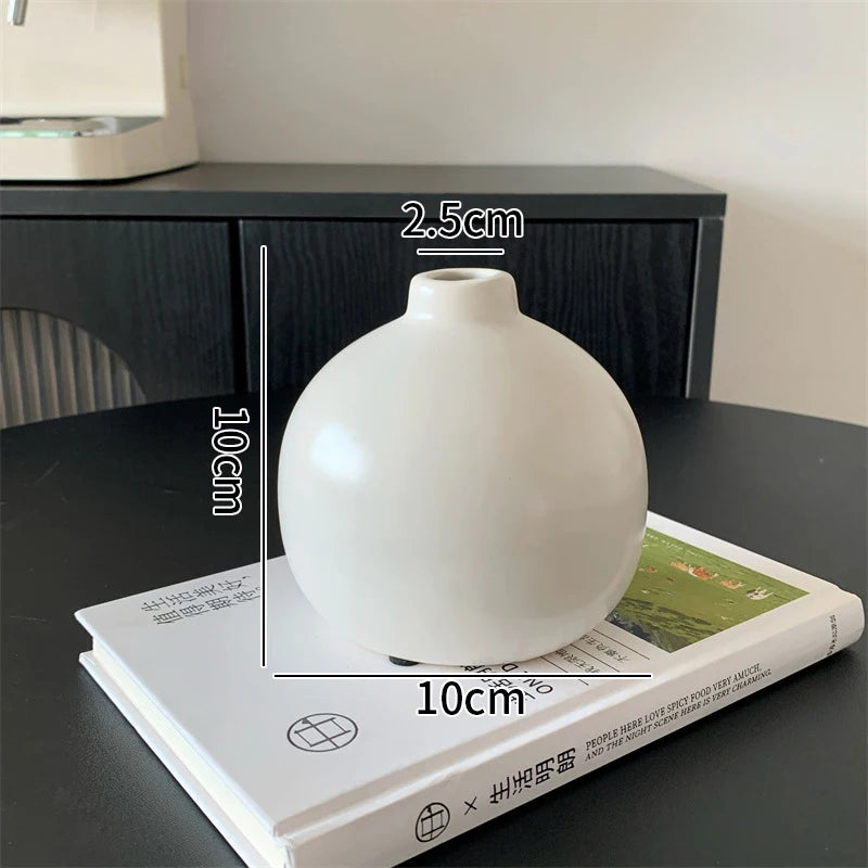 vase céramique blanc moderne minimaliste fleurs artificielles livres décoration intérieure zen