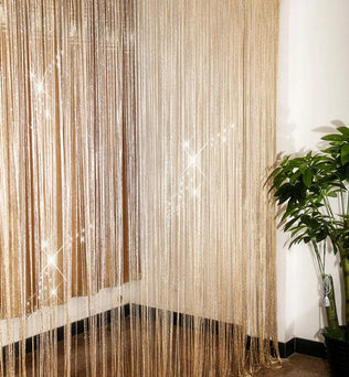 Rideau à fils beige suspendu, idéal pour créer une séparation élégante dans votre intérieur. Complément parfait pour ajouter une touche de sophistication à votre décoration. Ajoute du charme et de la légèreté à la pièce tout en offrant une séparation subtile. Convient à différents types d'espaces tels que salons, chambres, ou bureaux.