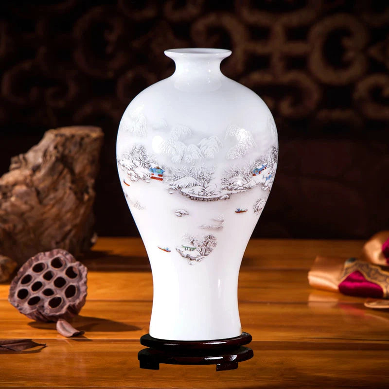 Vase décoratif en porcelaine blanche avec un magnifique paysage hivernal peint dessus.