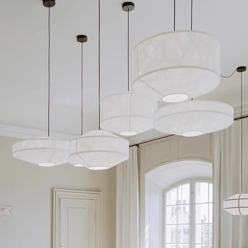 suspension lumineuse tissu blanc beige moderne minimaliste lustre salon chambre intérieur épuré