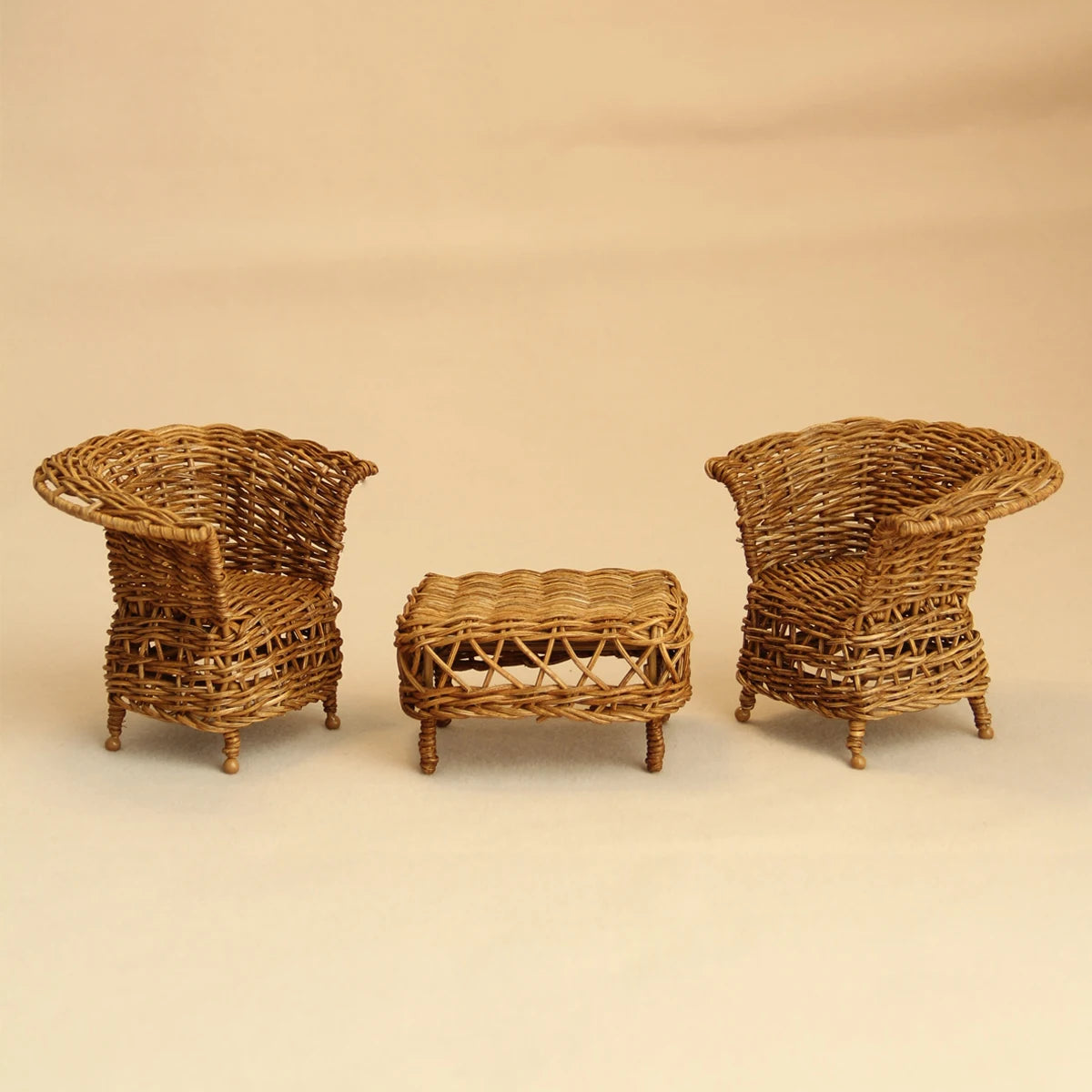 meubles miniature bohème marron clair tressage apparent fauteuils table basse coussins arche décorative souris