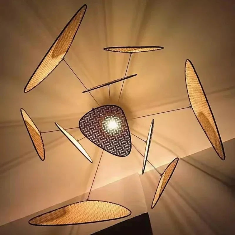 Lustre allumé diffusant une lumière douce dans une salle à manger