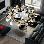 suspension lumineuse contemporaine feuilles or chaînes blanches fixations ornementales moderne