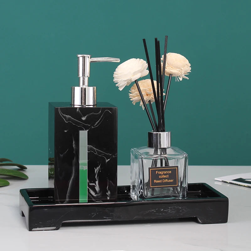 distributeur savon liquide céramique marbre blanc noir vert moderne salle bain parfum fleurs séchées