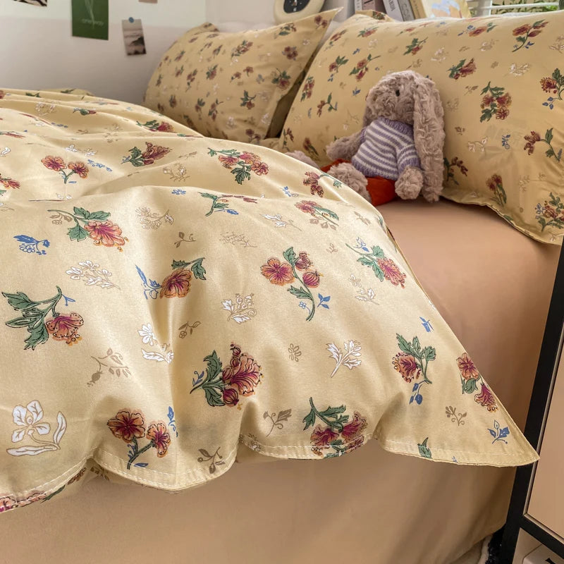 Housse de couette marron florale dans une chambre décorée style jardin