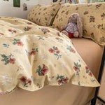 Housse de couette marron florale dans une chambre décorée style jardin