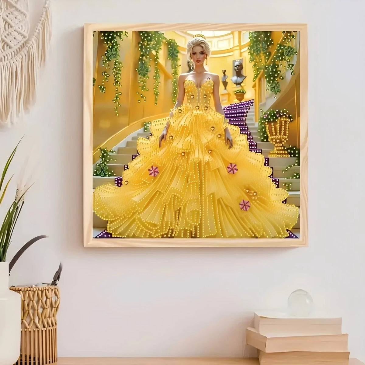 tableau féerique femme robe jaune motifs floraux dorées baroque cadre bois