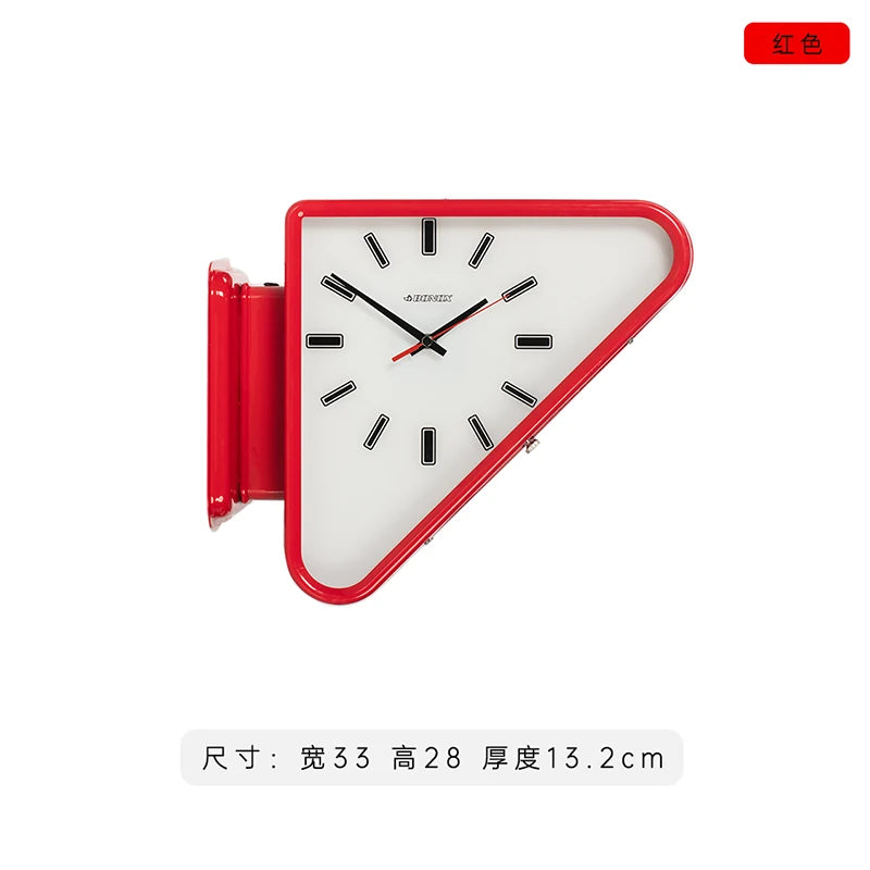 horloge murale vintage rouge noir argentée décoration salon rétro fixations visibles cadrans rectangles noirsOpaque