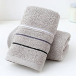 serviettes bain coton rayures horizontales gris clair bleu foncé moderne absorbantes duveteuses minimaliste