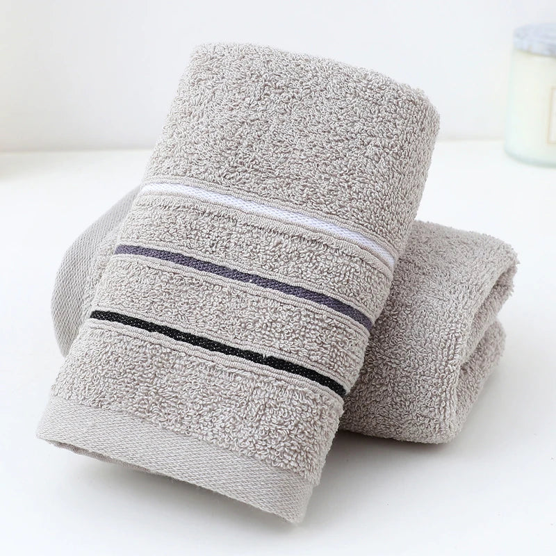 serviettes bain coton rayures horizontales gris clair bleu foncé moderne absorbantes duveteuses minimaliste
