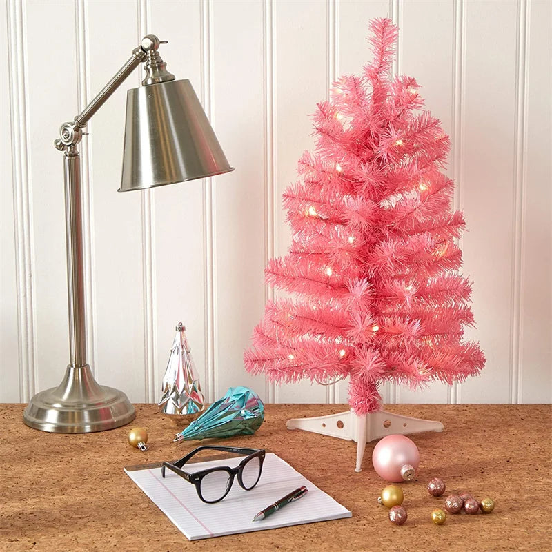 Arbre de Noël dans un salon avec décoration fenêtre