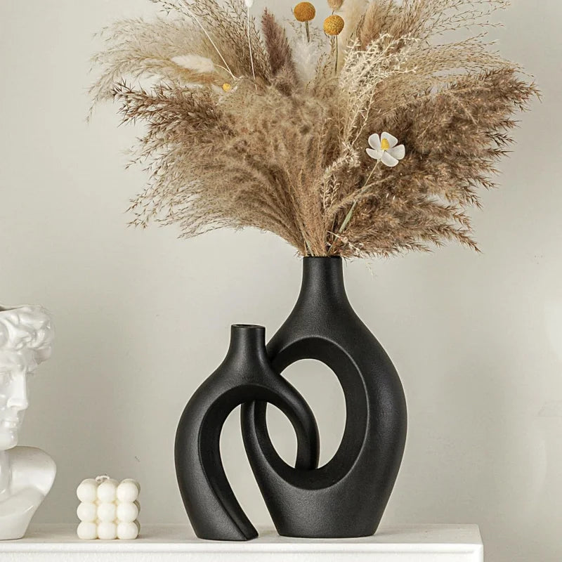 vases decoratifs modernes texturés noir beige fleurs seches bougie sculpturale minimalisteintérieur