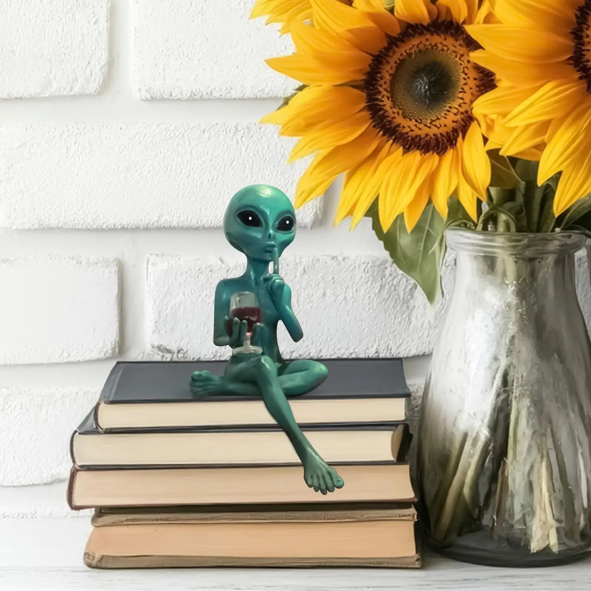 statue alien résine vert turquoise assis verre vin rouge décoration maison humoristique science fiction