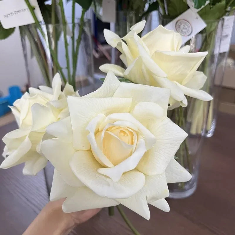 décoration intérieure bouquet roses artificielles blanc rose clair détails fins réaliste erotique anniversaire mariage