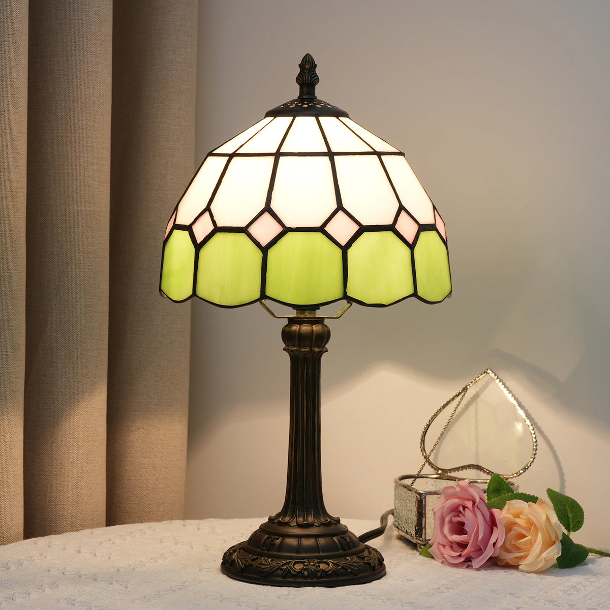 lampe table tiffany verre teinté géométrique vert clair blanc rose pâle bronze opacité moderne