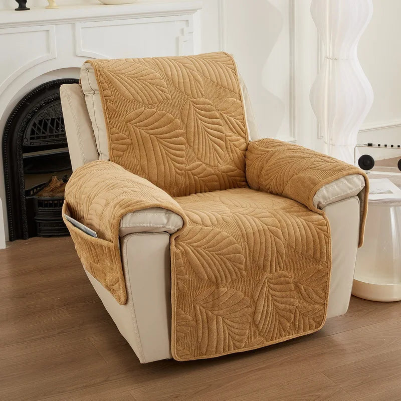 Un fauteuil confortable et douillet, recouvert d'un motif de feuilles en relief, apportant une touche chaleureuse et élégante à l'espace.