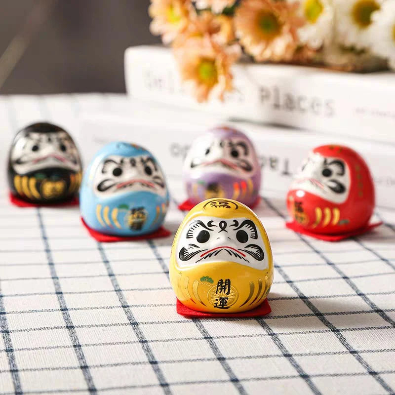 dolls japonaises traditionnelles artisanales couleurs vives yeux sourire symboles chinois ornement maison