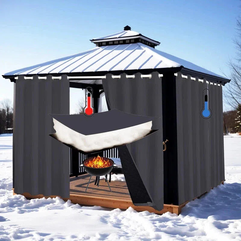 Pavillon avec couverture extérieure noire dans un environnement enneigé, équipé d'un poêle intérieur pour le chauffage. Parfait pour profiter des espaces extérieurs en hiver tout en restant au chaud. Design élégant avec toit en pente, idéal pour des moments conviviaux en toutes saisons. Convient aux réunions en plein air et aux barbecues hivernaux, offrant une protection optimale contre les intempéries.