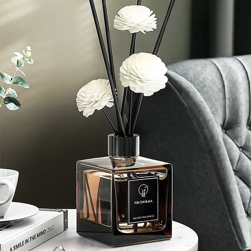 diffuseur d'odeur moderne flacon noir parfum floral bâtonnets essences aromatiques intérieur frais fleurs artificielles