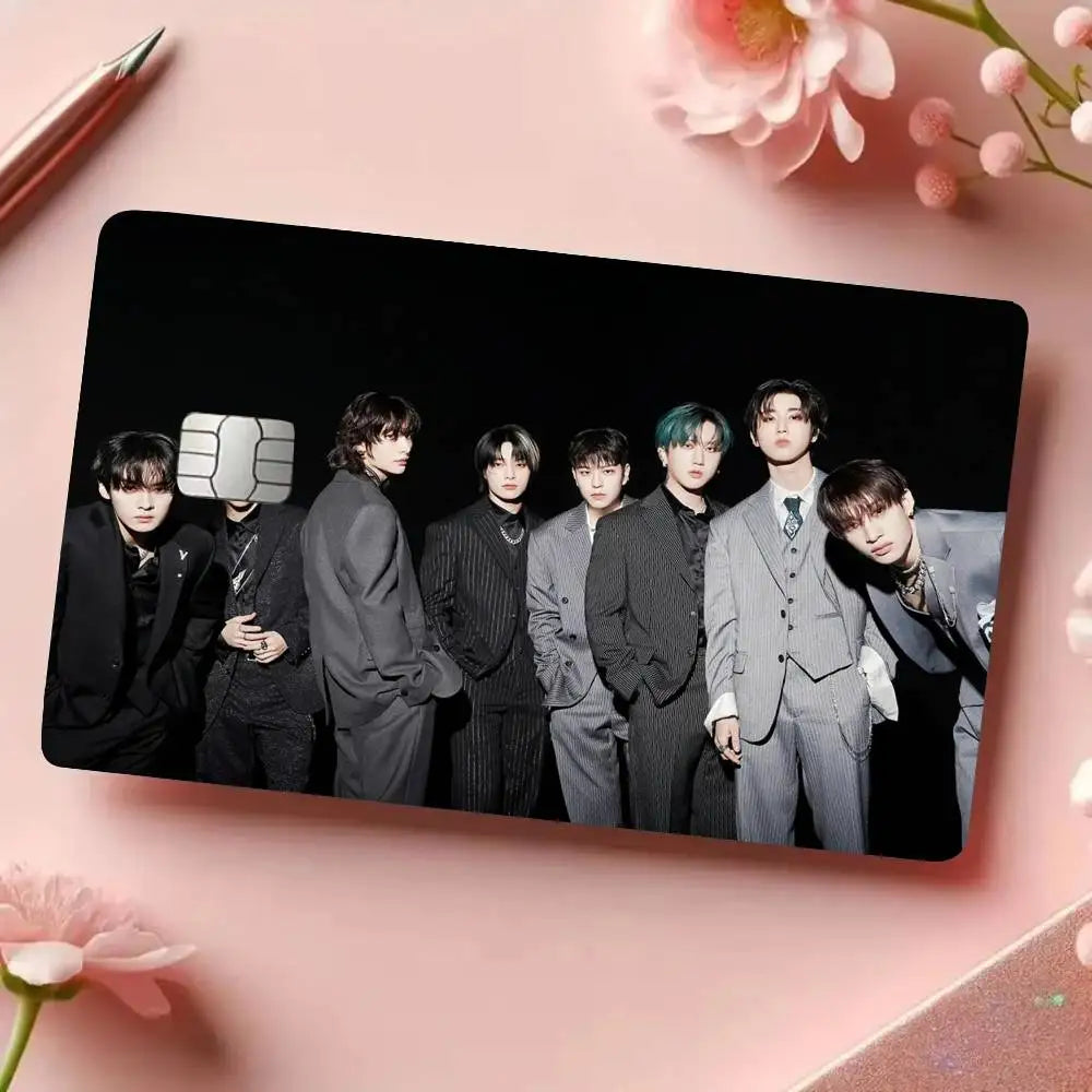 étui carte bancaire kpop strays moderne noir gris blanc personnes costumes formels minimaliste