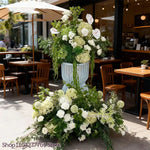 décoration mariage arrangement floral roses blanches hortensias verts anthuriums feuillage dense élégant romantiqueextérieur