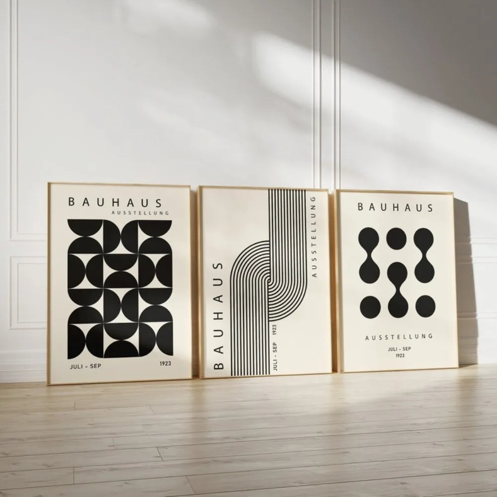 affiches géométriques minimalistes beige noir cadres bois trio impression moderne salon decoration