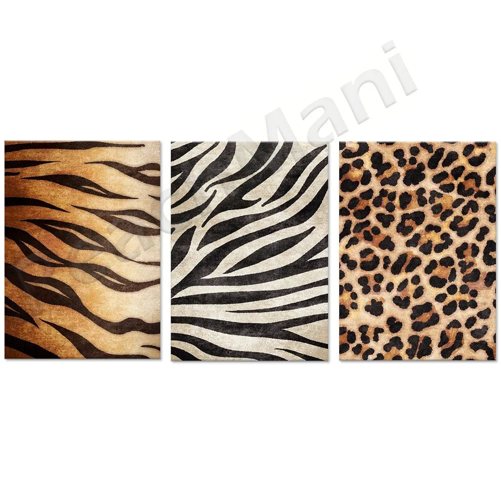 Motifs de fourrure d'animal, rayures et taches de léopard sur des toiles décorant une pièce.