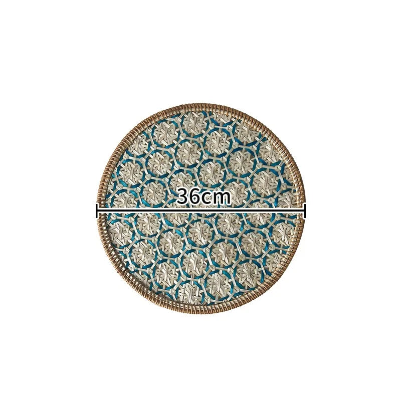 assiettes rotin colorées motifs géométriques naturel vert bleu jaune rouge traditionnel artisanal