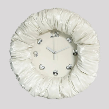 horloge murale texturée moderne noir blanc argenté chambre coucher décoration intérieure chic frontalisée