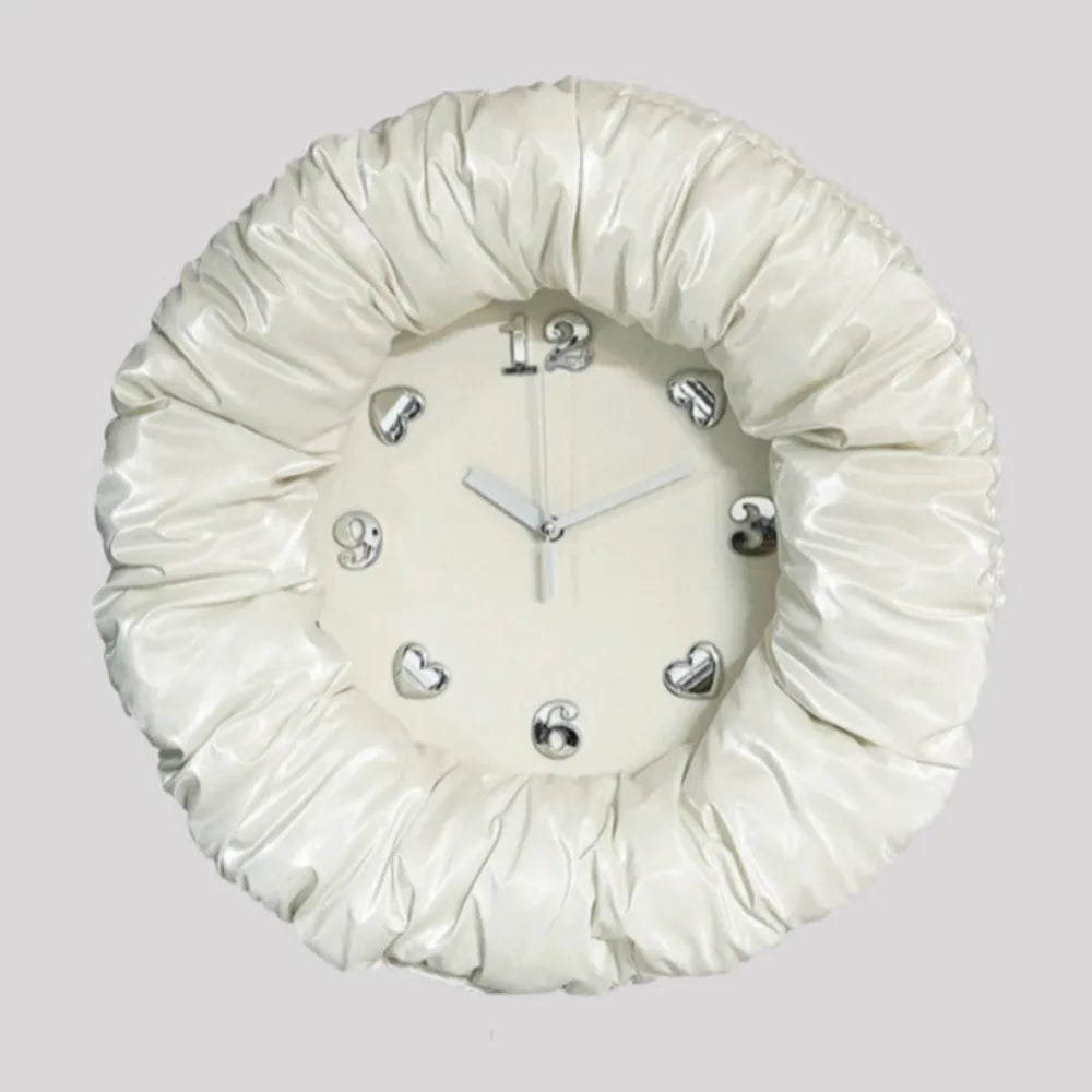 horloge murale texturée moderne noir blanc argenté chambre coucher décoration intérieure chic frontalisée