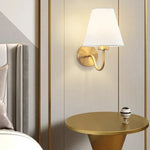 lampe murale moderne tissu dorée blanche marron clair abat jour éclairage intérieur chambre salonhôtel