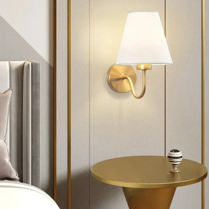 lampe murale moderne tissu dorée blanche marron clair abat jour éclairage intérieur chambre salonhôtel