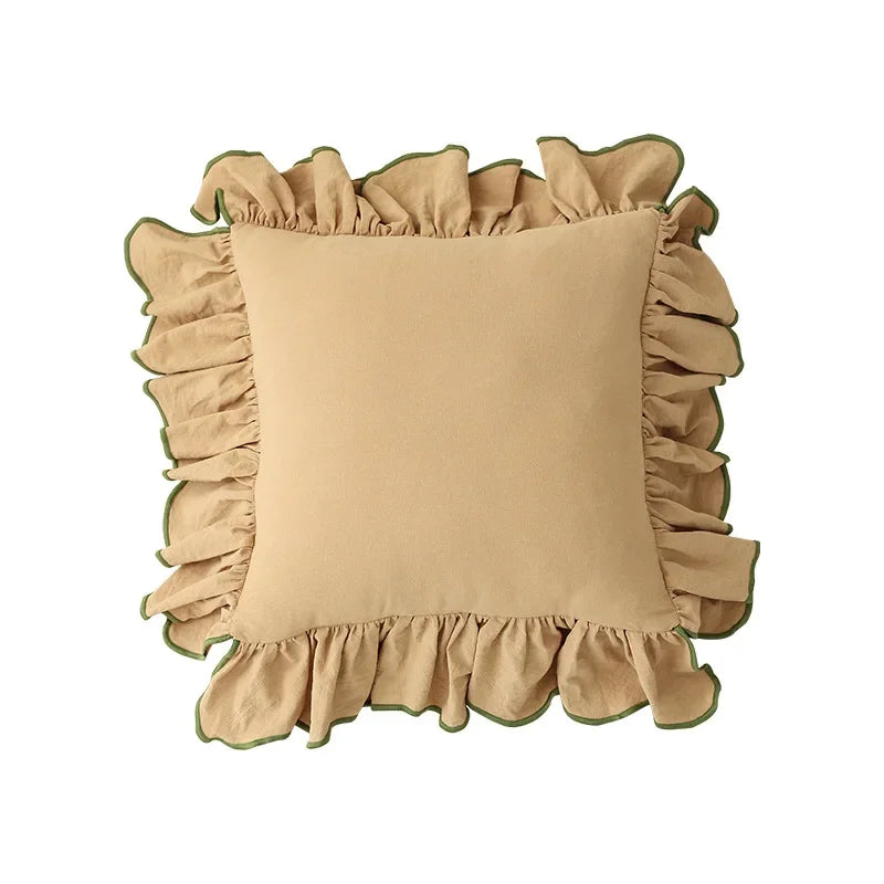 Coussin carré beige avec bordure de volants ornementaux en vert olive.