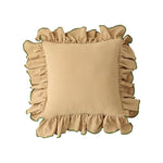 Coussin carré beige avec bordure de volants ornementaux en vert olive.