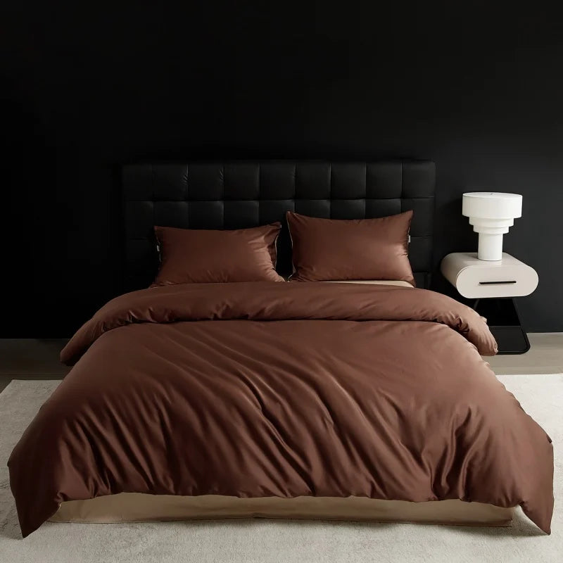 Housse de couette marron dans une chambre décorée