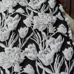 tissu polyester jacquard fleurs noires blanches classique velouté résistant opaco 140cm coudre