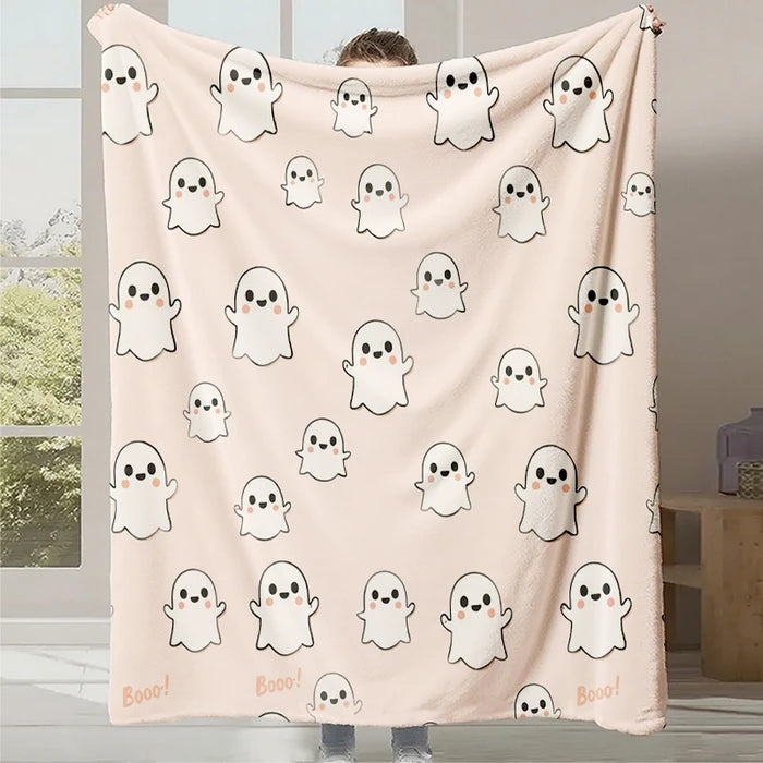 Cette couverture douce et confortable présente de nombreux adorables fantômes stylisés, créant une ambiance festive et cozy.