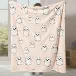 Cette couverture douce et confortable présente de nombreux adorables fantômes stylisés, créant une ambiance festive et cozy.