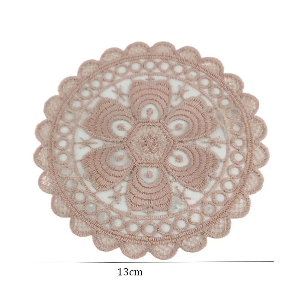 serviettes table vintage brodées fleurs dentelées beige rose clair blanc romantique