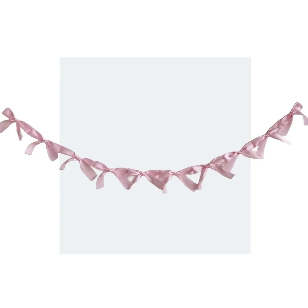 guirlande décoration chambre enfant rose pâle blanc beige dentelle satin romantique occasion fête