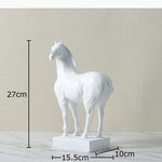 statues chevaux modernes minimalistes noir blanc decoration intérieure art contemporain